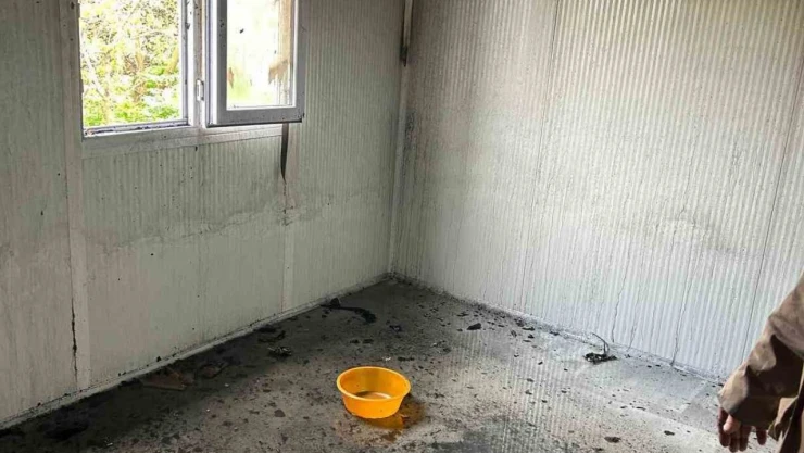 Yıldırım Düşen Evde Yangın Çıktı