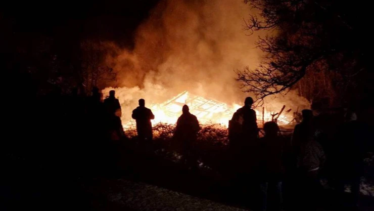 Yılın son dakikalarında bir ev kül oldu