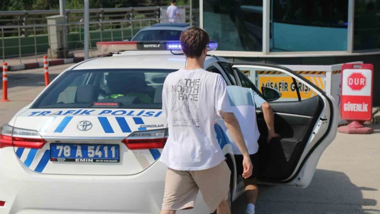 YKS İçin 800 Kilometre Yol Geldiler, Yanlış Okula Gelen 2 Öğrencinin Yardımına Polis Yetişti