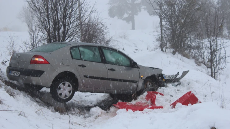 Yoğun sis kazaya neden oldu 2 yaralı