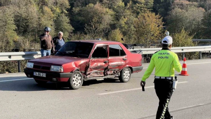 Yolcu Minibüsü Ve Otomobil Çarpıştı: 2 Yaralı