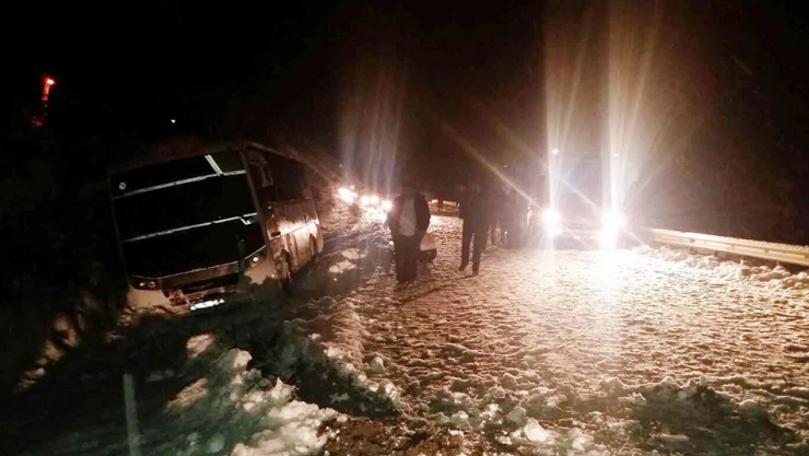 Yolcu otobüsü su kanalına düştü