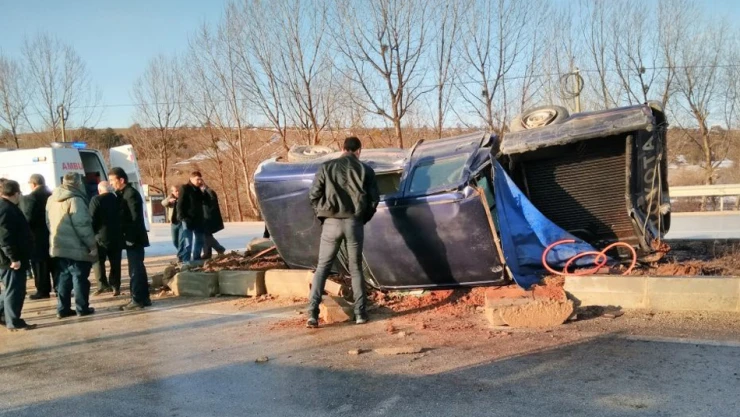 Yolda kayan kamyonet takla attı: 1 yaralı