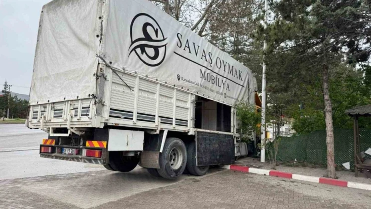Yoldan Çıkan Kamyon Duvarda Asılı Kaldı