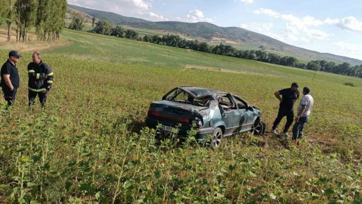 Yoldan Çıkan Otomobil Tarlaya Uçtu :1 Yaralı