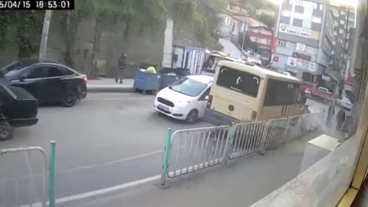 Yolun Karşısına Geçmek İsterken Minibüs Çarptı!