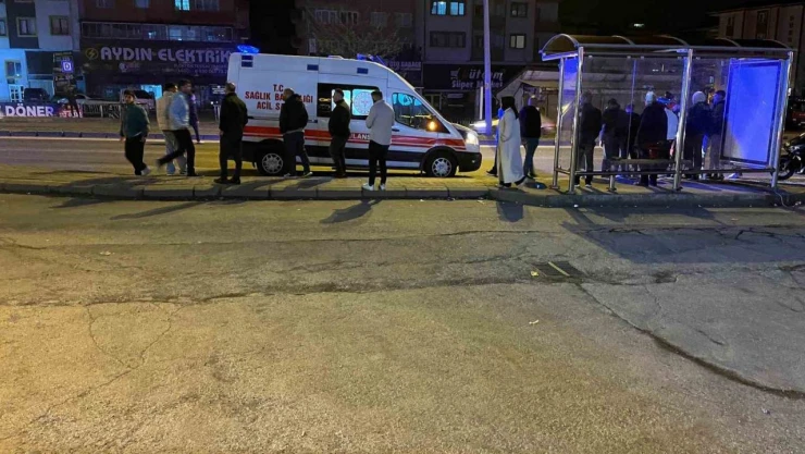 Yolun Karşısına Geçmek İsteyen Adama Ambulans Çarptı