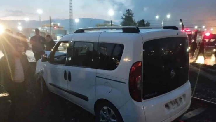 Yük Treni Kamyonete Çarptı