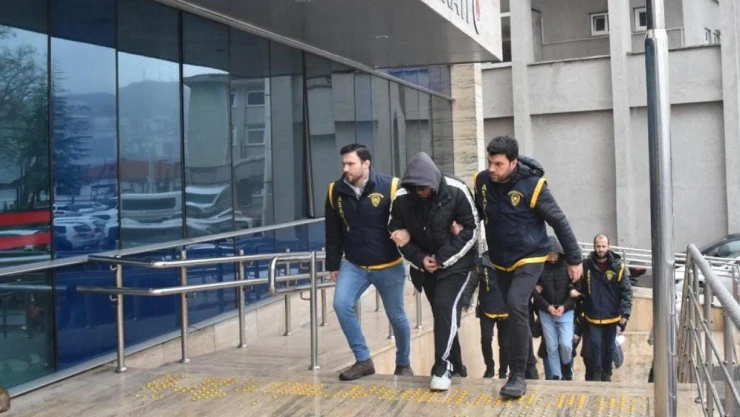 450 Bin Lira Dolandırdılar: 4 Tutuklu