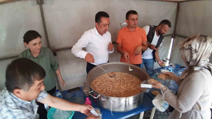 Yüzlerce Kişiye Aşure Dağıtıldı