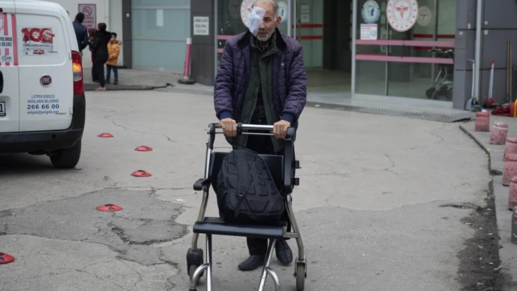 Yüzü Eriyen Adam Tedavi Olmak İstiyor