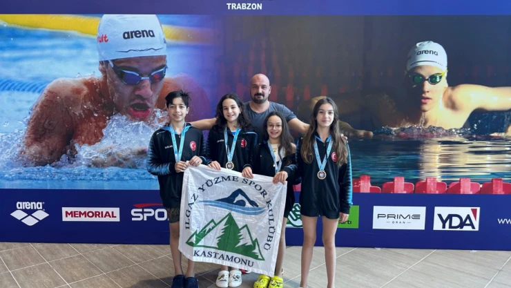 Yüzücülerden Gururlandıran Başarı