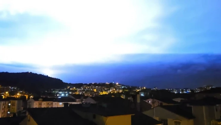 Zonguldak'ın Ereğli İlçesinde Şimşekler Geceyi Aydınlattı