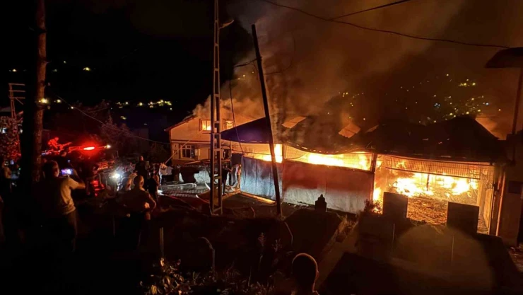 Zonguldak'ta Alevler Geceyi Aydınlattı