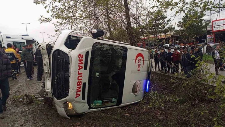 Zonguldak'ta Ambulans İle Otomobil Çarpıştı: 6 Yaralı