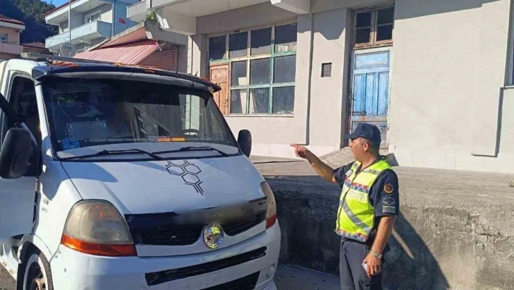 Zonguldak'ta Çakar Lamba Takılı Araca 6 Bin 439 Lira Ceza