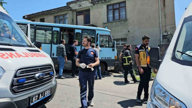 Freni Patladı, Duvara Çarptı: 14 Yaralı