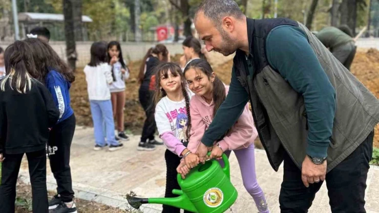Zonguldak'ta İlkokul Öğrencileri Fidan Dikti