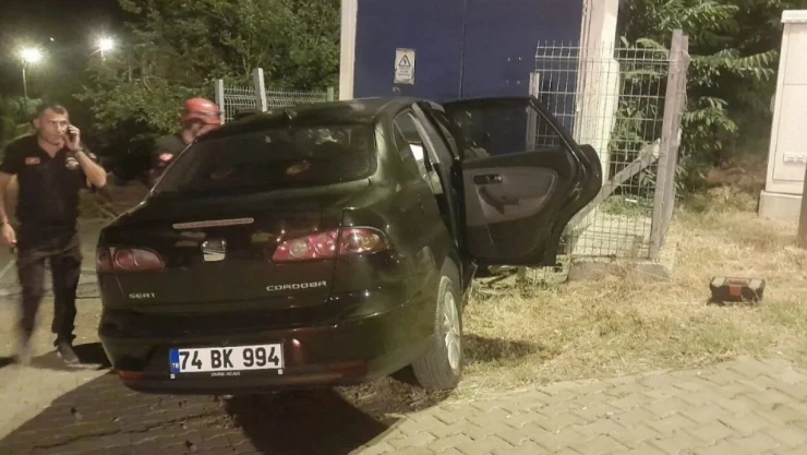 Zonguldak'ta Kontrolden Çıkan Otomobil Trafoya Çarptı