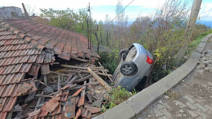 Zonguldak'ta Otomobil Evin Çatısına Uçtu
