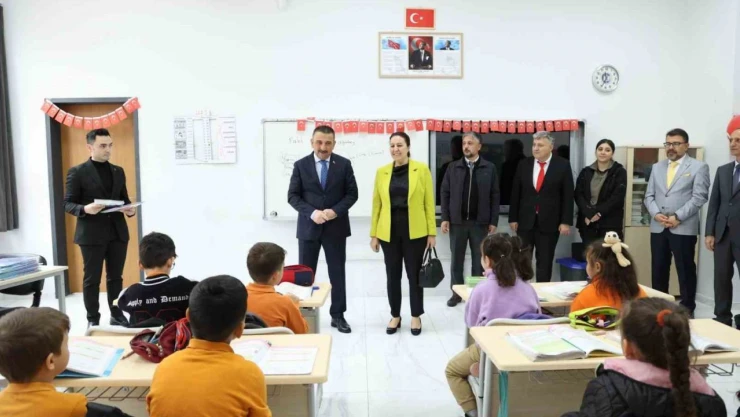 Zonguldak'ta Miniklere Bilim Dergisi Hediyesi