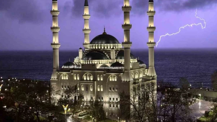 Zonguldak'ta Şimşekler Geceyi Aydınlattı