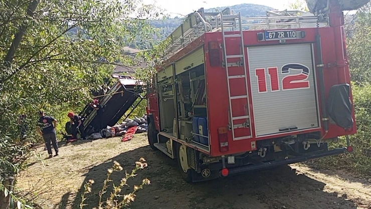 Zonguldak'ta Kamyon Şarampole Yuvarlandı: 2 Ölü, 1 Yaralı