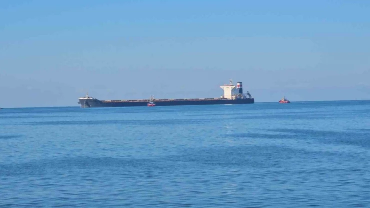 Zonguldak'ta Yük Gemisi Karaya Oturdu