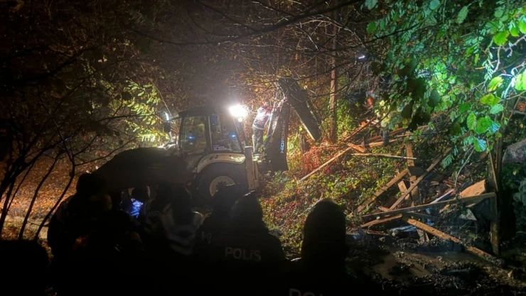 Zonguldak'taki Heyelanda Tek Katlı Ev Yıkıldı