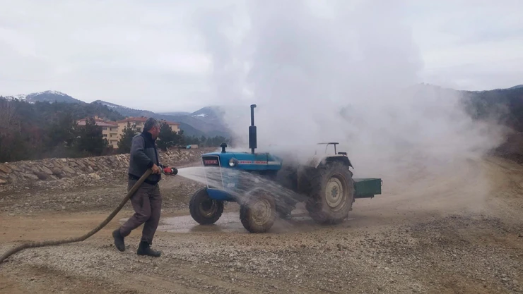 Zor aldığı traktörü yandı