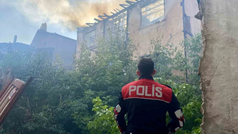 Alevlere Teslim Olan Ev Küle Döndü