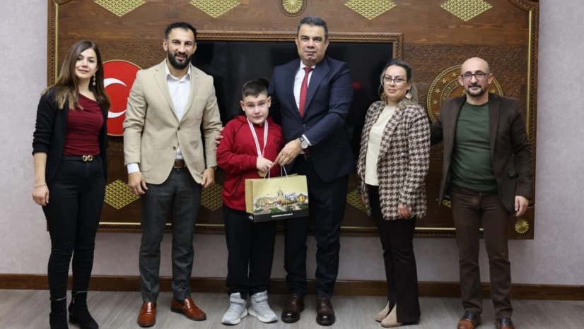 Altın Madalya Kazanan Öğrenci İl Milli Eğitim Müdürü Gümüş'ü Ziyaret Etti