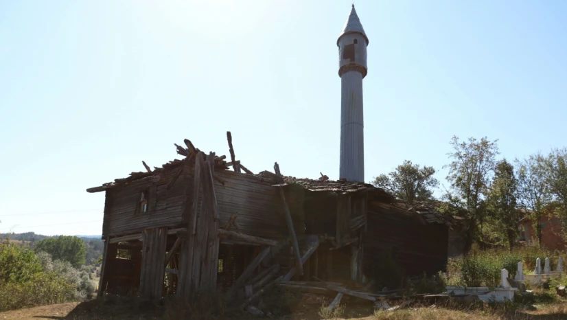 Asırlık cami kaderine terk edildi!