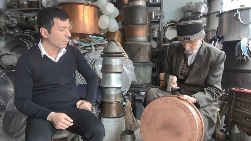 Bakır ustası, mesleğini oğluyla yaşatıyor