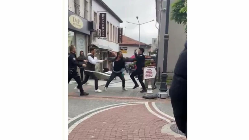 Bartın'da polise yumruk atan şahsa linç girişimi