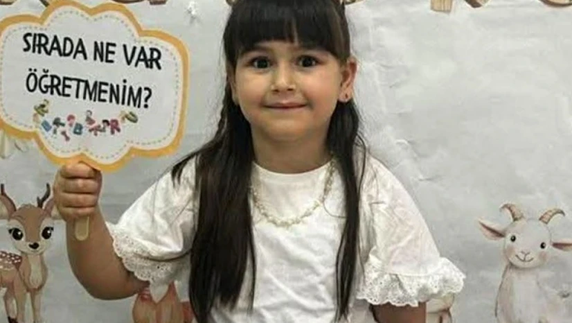 Babası 7 Yaşındaki Kızının Tabutunu Taşıdı