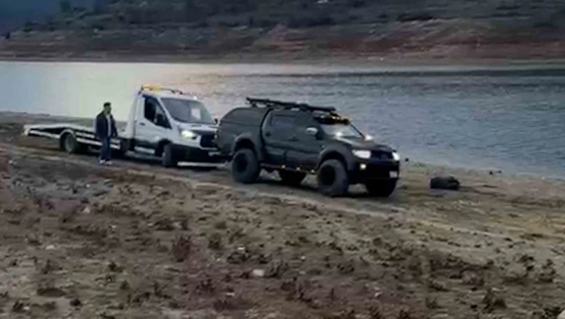 Çamura Saplanan Oto Kurtarıcıyı Pikap Kurtardı