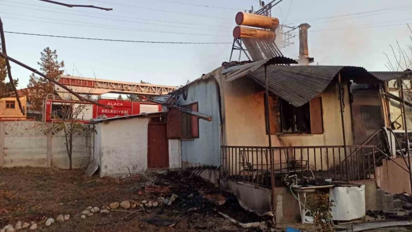 Çorum'da Yangına Teslim Olan Ev Kullanılamaz Hale Geldi