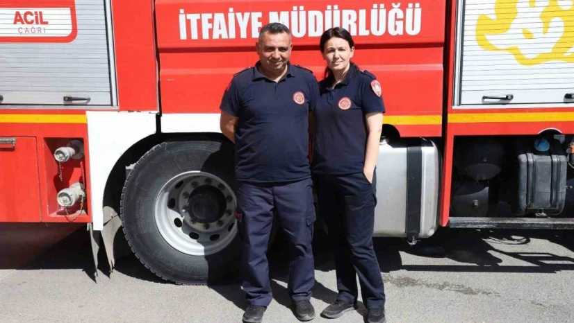İtfaiyeci Çift Birlikte Alevlerle Savaşıyor