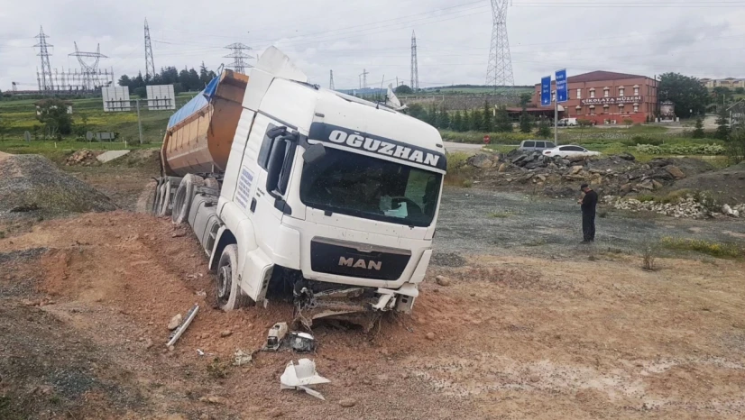 Karabük'te freni patlayan tır yoldan çıktı