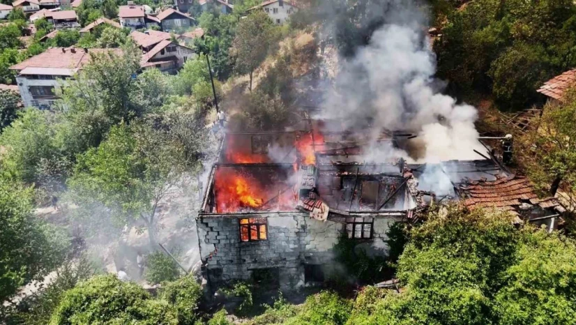 Otluk Alanda Sıçrayan Yangın İki Katlı Evi Kül Etti