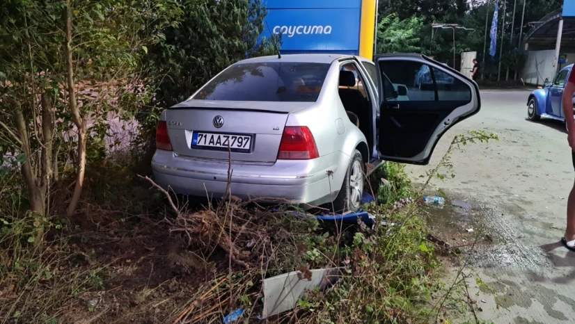 Otomobil akaryakıt istasyonun panosuna çarptı