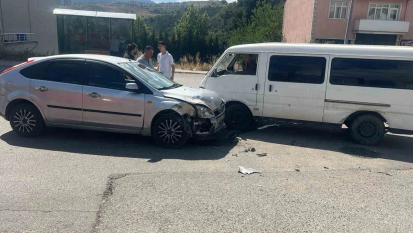 Otomobil İle Panelvan Minibüs Çarpıştı