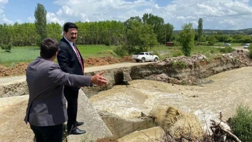 Sel, köy yolunu ve köprüyü yıktı