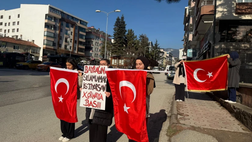 Sürücüler Bayrağı Selamladı