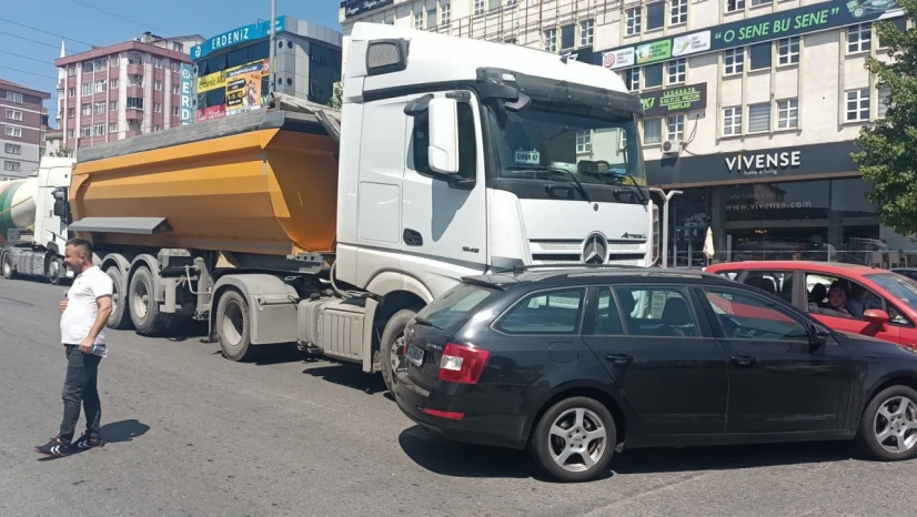 Tır, otomobili metrelerce sürükledi