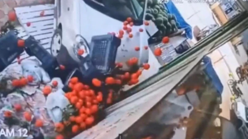 Tosya'da hafif ticari araç markete daldı