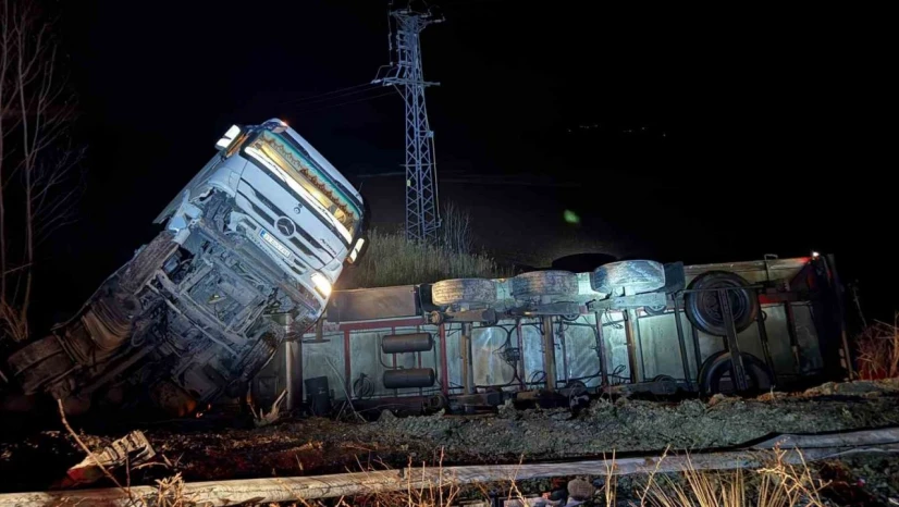 Emniyet Şeridindeki Otomobile Ticari Araç Çarptı: 4 Yaralı