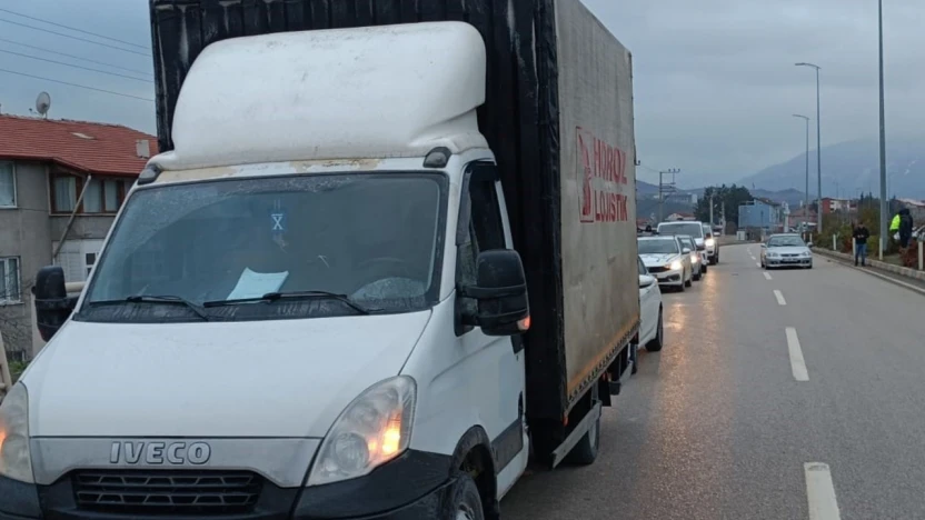 Kamyonet İle Çarpışan Otomobildeki 3 Kişi Yaralandı