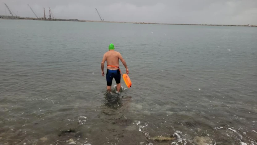 Kar Altında Denizde Yüzdü